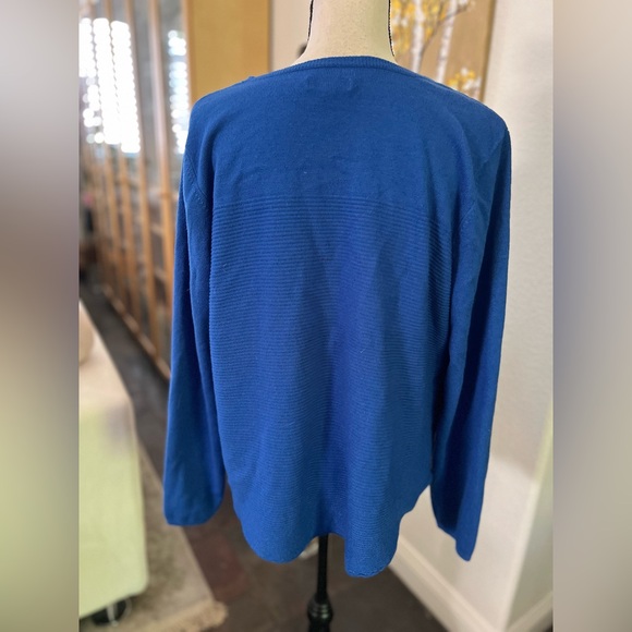 Croft & Barrow Royal blue sweater - Picture 2 of 9